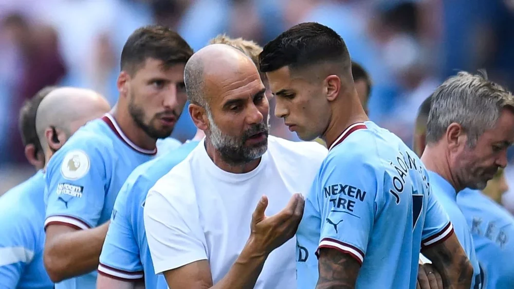 Pep Guardiola  là một cựu cầu thủ và huấn luyện viên bóng đá chuyên nghiệp người Tây Ban Nha